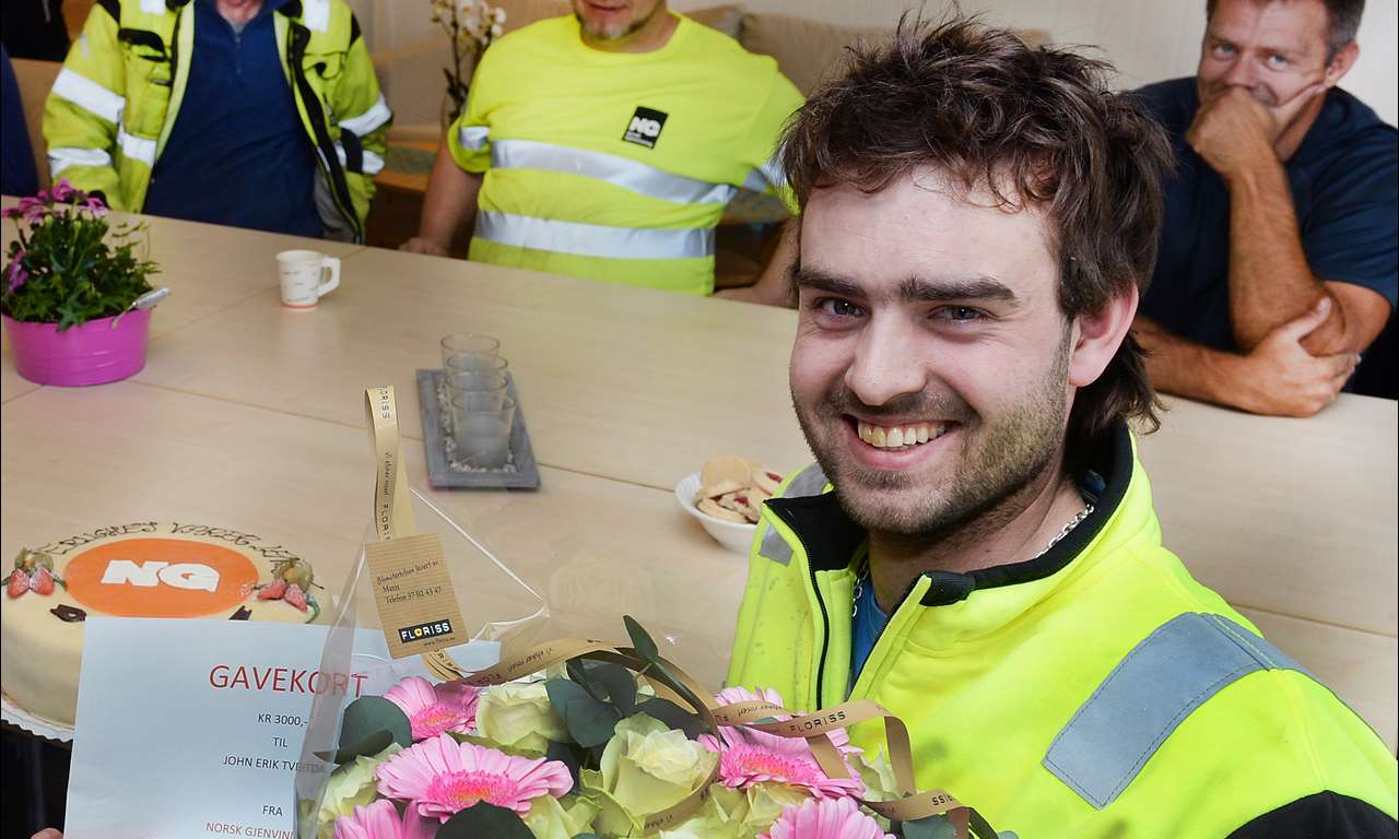 Erik Osmundsen  ga blomster og gavesjekk til  John Erik Tveitdal